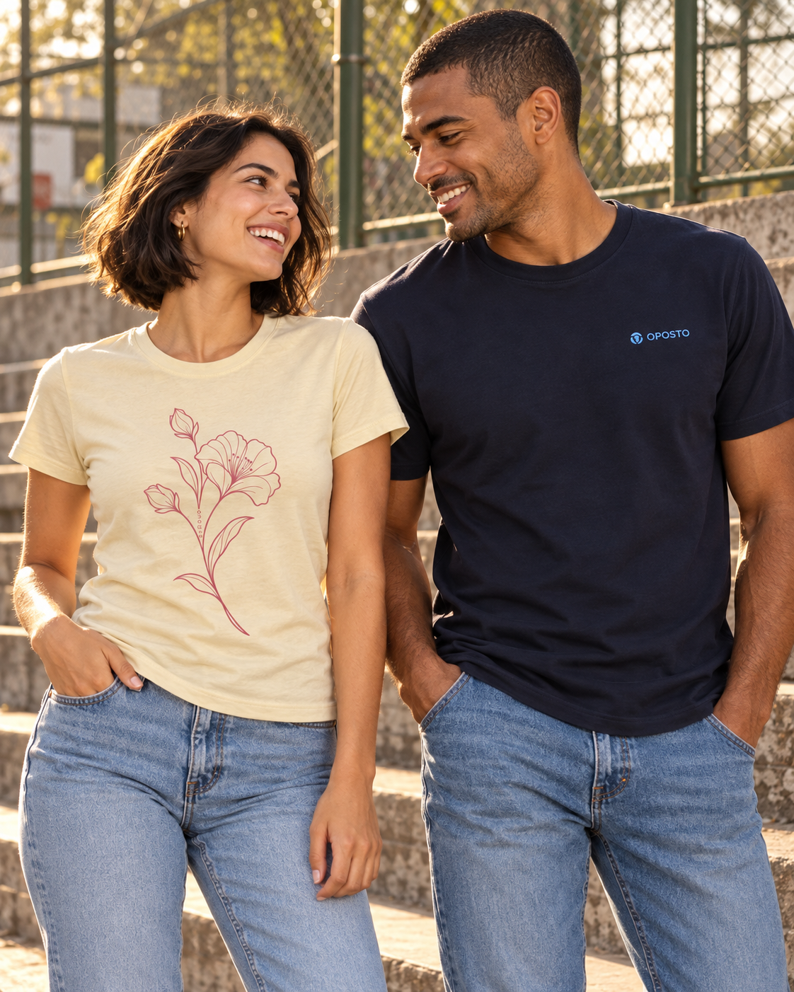 Modelos con polera angora de gráfica floral y polera azul marino con detalle OPOSTO en el pecho